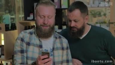 两个成熟的大胡子男人一边在<strong>理发店</strong>等着，一边用手机上网聊天