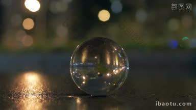 沥青上的玻璃球和夜晚的<strong>城市</strong>，汽车交通的<strong>倒影</strong>在其中