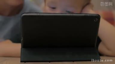 近距离拍摄的母亲和儿子使用平板电脑室内焦点触摸板