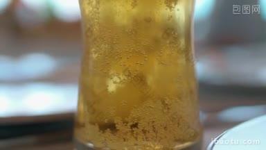 特写镜头的一杯冰淡啤酒和气泡<strong>清爽</strong>酒精饮料