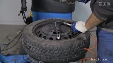 把轮胎放在轮辋上后，<strong>机械师</strong>检查轮胎压力