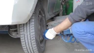 汽车修理工拧下车轮螺丝换轮胎