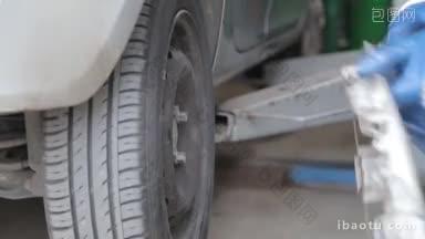 汽车修理工拧下车轮螺丝换<strong>轮胎</strong>