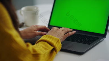 特写镜头<strong>业务</strong>女人手工作移动PC电脑绿色屏幕