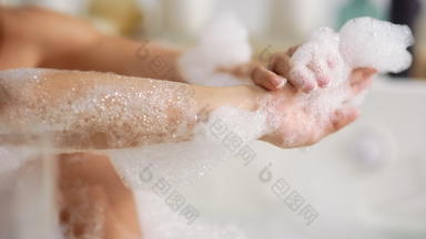 未被认可的女人洗身体泡沫浴女人手触碰皮肤