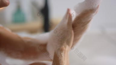 特写镜头未被认可的女人洗手<strong>浴室女孩</strong>吹泡沫浴