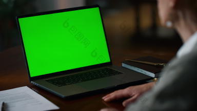 绿色屏幕移动PC未知的高级女人视频调用首页