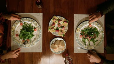 高级夫妇吃美味的餐餐厅前视图家庭晚餐