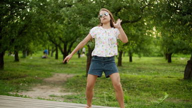 有趣的女孩跳舞在户外集中青少年女孩使有节奏的运动