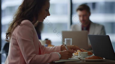 企业家女人午餐打破工作写作业务笔记咖啡馆办公室