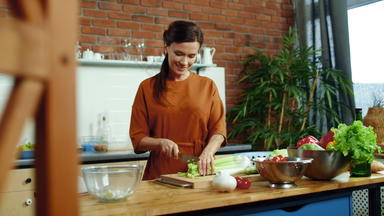 女人切割蔬菜沙拉厨房家庭主妇烹饪健康的餐
