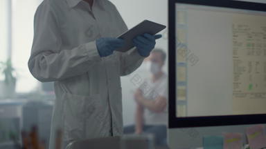 医学工人打字病人信息平板电脑站现代办公室