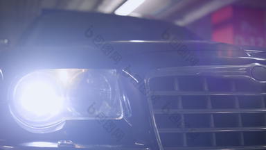 现代身体警察车特写镜头车头灯照明黑暗