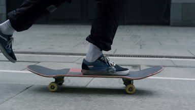 认不出来男人。脚平衡滑板城市街特写镜头