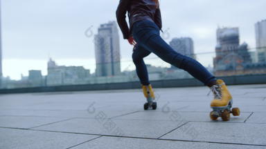 活跃的女人跳舞辊溜冰鞋户外赶时髦的人绕旱冰鞋