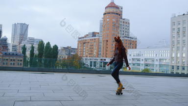 时尚的女人使步骤辊溜冰鞋街辊溜冰者跳舞