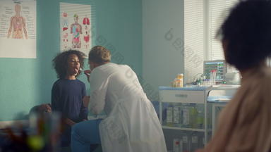 医生检查女孩喉咙医院妈妈带青少年孩子儿科医生