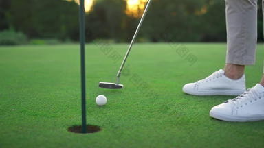 高尔夫球俱乐部打球洞绿色打高尔夫球球员摇摆不定的球座推杆