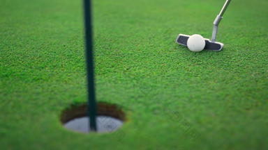 高尔夫球专业玩球打高尔夫球洞高尔夫球手摇摆不定的俱乐部绿色