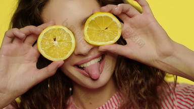 好玩的女孩有趣的<strong>柠檬</strong>片黄色的背景快乐的女人