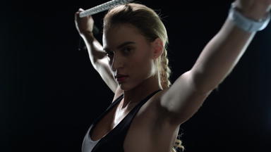 体育运动女人培训健身绳子黑暗健身房适合模型锻炼健身房