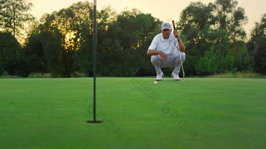 高尔夫球运动员玩游戏绿色高尔夫<strong>球手</strong>享受夏天日落