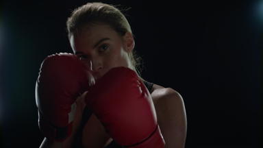 女人战斗机拳击相机慢运动女拳击手培训拳