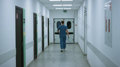 外科医生操作房间回来视图医生走医院走廊