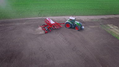 农业拖拉机预告片播种机移动耕种土地播种机
