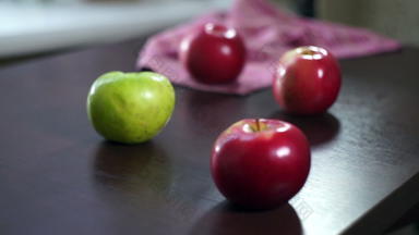 新鲜的苹果木表格红色的绿色苹果水果表格