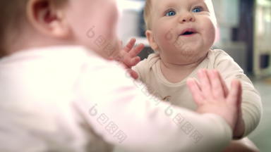 出生婴儿微笑玩镜子反射婴儿玩首页