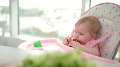 美婴儿女孩吃苹果蹒跚学步的<strong>错过</strong>了食物手婴儿水果吃
