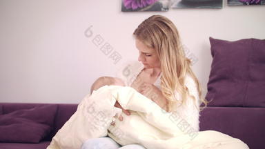 美丽的女人乳房喂养婴儿首页婴儿护理