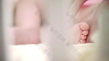 妈妈。<strong>手</strong>抚摸婴儿脚妈妈。保护婴儿出生生活