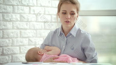 不开心女人持有睡觉婴儿手压力<strong>妈妈</strong>。概念