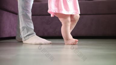 婴儿脚走地板上父支持孩子<strong>脚步</strong>骤首页