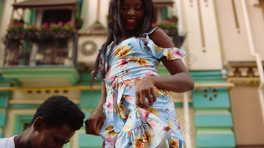 微笑非洲式发型夫人使运动街舞者执行拉丁美洲人跳舞