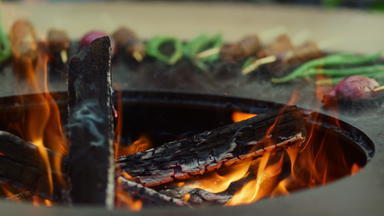 火火焰燃烧烧烤烧烤后院美味的食物烹饪火火焰
