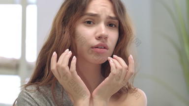 不满意女人触碰脸皮肤浴室镜子问题皮肤概念