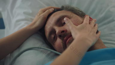 累了病人说谎床上外科手术治疗特写镜头女人手触摸脸