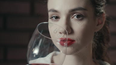 有吸引力的女人喝<strong>红色</strong>的葡萄酒玻璃夫人喝<strong>红色</strong>的酒