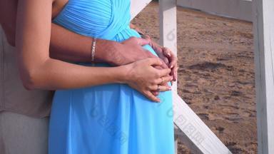 怀孕了肚子手怀孕了肚子特写镜头怀孕了夫妇持有肚子
