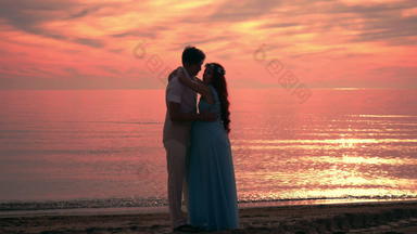 夫妇接吻日落夫妇海滩日落接吻轮廓爱夫妇