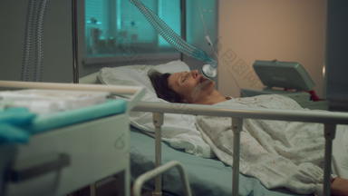 <strong>生病</strong>的女人氧气面具说谎医院床上晚期<strong>生病了</strong>人诊所