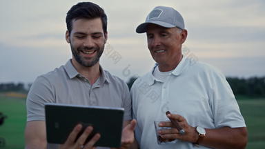 微笑<strong>高尔夫球手</strong>平板电脑设备会说话的家庭在线国家俱乐部