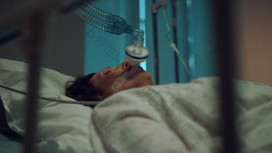 生病的女人穿氧气面具肖像晚期生病了人说谎病房