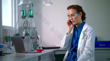 研究员实验室女研究员说话电话研究实验室