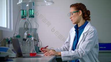 女化学家实验室化学研究女人化学家化学研究