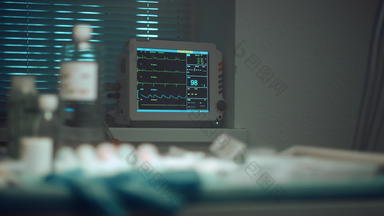 医院心跳监控屏幕指示脉冲紧急护理房间
