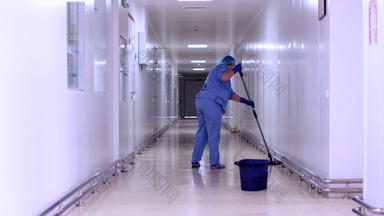 工厂工人<strong>拖地</strong>地板上医院走廊更清洁的清洁走廊
